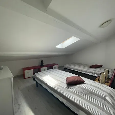 Climatise Centre-ville De Dans Comble 4 Couchages * Narbonne